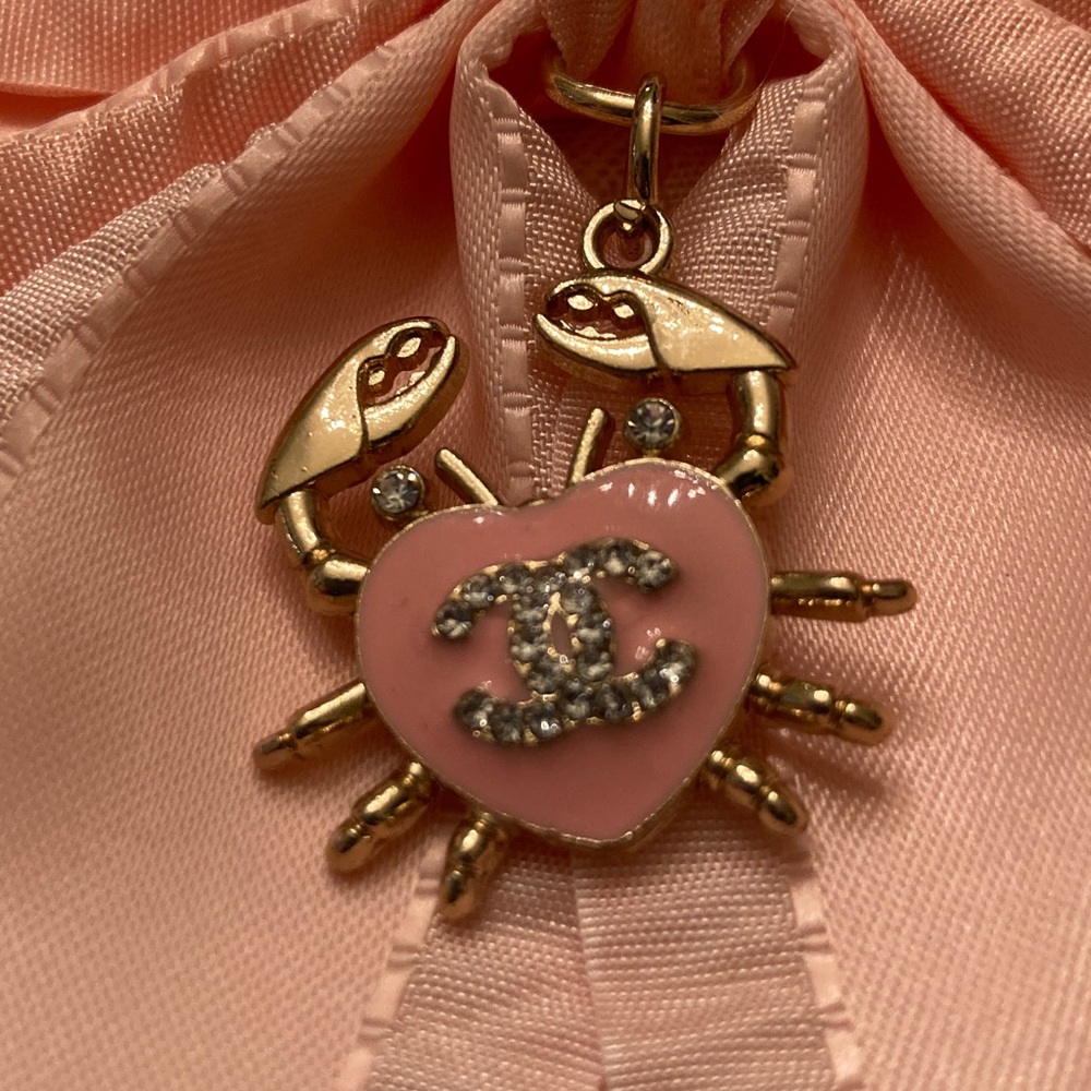 Chanel Fashion charm, pendant, zip pull on A beautiful bow! Adorable crab! - Picture 1 of 9